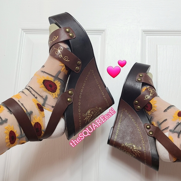 Betsey Johnson vintage y2k boho gold floral painted wood platform wedge sandals! - Picture 1 of 16